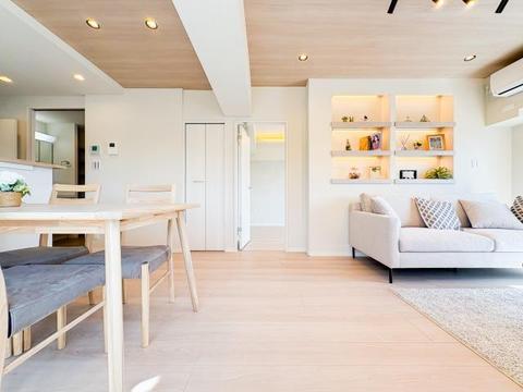 リビングに広がる開放的な空間は、家族が自然と集まり笑顔が絶えない場所。大きな窓から差し込む光が明るさと心地よさをもたらし、毎日の暮らしにゆとりと穏やかさを与えてくれる、家族の憩いの場所です。