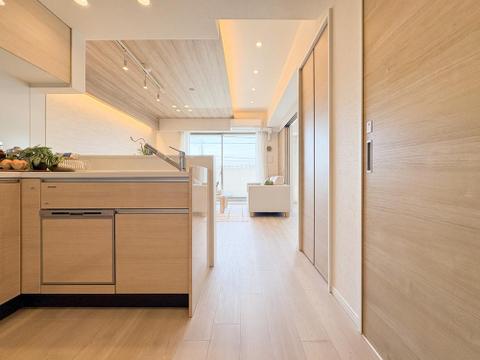 リビングに差し込む陽光が、家族みんなの笑顔を引き立ててくれる明るい空間です。ゆったりとした広さで、それぞれが穏やかに過ごせる心地よい場所。毎日がより楽しくなる、家族の大切な時間を紡ぐリビングです。