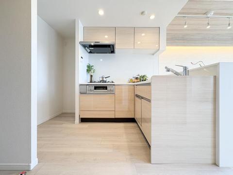 対面式のシステムキッチンで、リビングを見渡しながら料理ができる開放感。広いカウンターと豊富な収納スペースが、調理をよりスムーズに。居心地の良い空間で、料理をしながらコミュニケーションが生まれます。