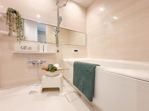 ゆったりとした広さのバスルームで、1日の疲れを癒す贅沢な時間が過ごせます。清潔感とモダンなデザインが、快適な入浴タイムを提供し、リラックスできる空間で一日の締めくくりの時間をお過ごしいただけます。