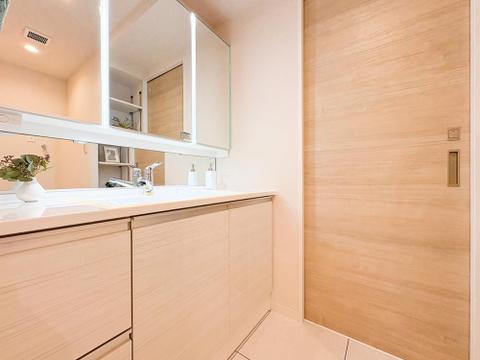 洗練されたデザインと清潔感あふれる洗面化粧台。広々としたスペースで、家族の朝の支度が快適に進みます。収納力が豊富なため、必要なアイテムをすっきり整理できます。