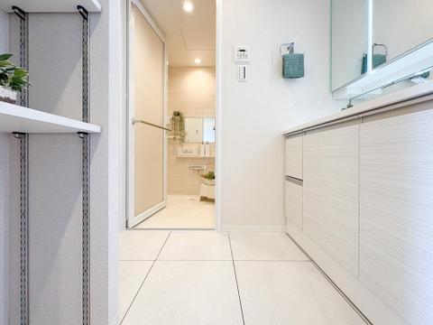 収納力が豊富な洗面脱衣所は、家族みんなが使いやすい広さと清潔感が保たれています。中古物件ながら、細部まで手入れが行き届き、快適な生活をサポートする空間です。