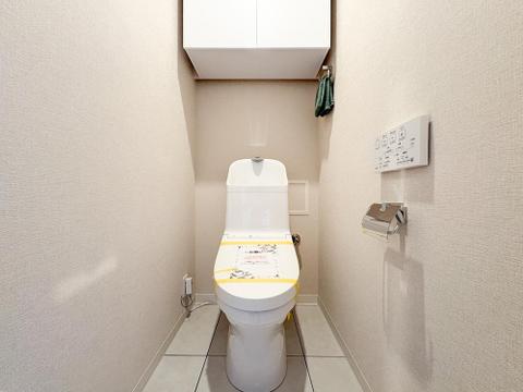 清潔感のあるトイレは、シンプルでモダンなデザインが魅力です。広めのスペースでゆったりと使えるため、毎日の生活がより快適に。綺麗だからこその心地よさを感じられる空間です。