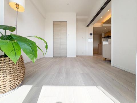 広々な子供部屋は、のびのびと過ごせる空間が魅力です。明るい日差しが差し込み、遊びや勉強に集中できる居心地の良い環境となります。お子さまの成長に合わせたレイアウト変更もしやすく、収納も充実しています。