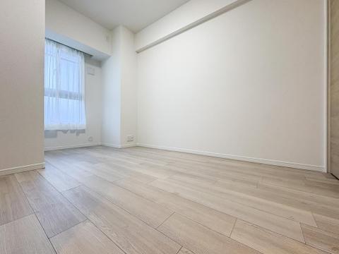 広々な子供部屋は、のびのびと過ごせる空間が魅力です。明るい日差しが差し込み、遊びや勉強に集中できる居心地の良い環境となります。お子さまの成長に合わせたレイアウト変更もしやすく、収納も充実しています。