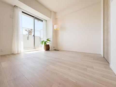 明るく開放的な居室は、ゆったりとした空間でリラックスできる場所です。広々とした設計と快適な環境が整っており、心地よく過ごせる毎日をサポートしてくれます。