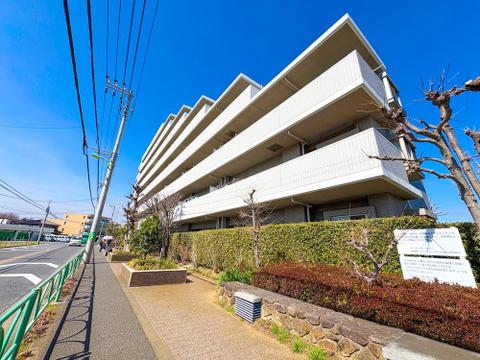 スタイリッシュで洗練された外観が、毎日帰宅するのを楽しみにさせてくれます。上質なデザインが目を引き、住む人にも訪れる人にも好印象を与える美しい佇まいが魅力です。