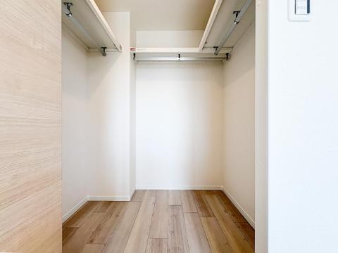 広さが魅力のウォークインクローゼットは、衣類や小物をたっぷりと収納できるスペースです。洋服を見渡しやすく、整理整頓がしやすい設計で、使い勝手の良さが日々の生活をサポートしてくれます。