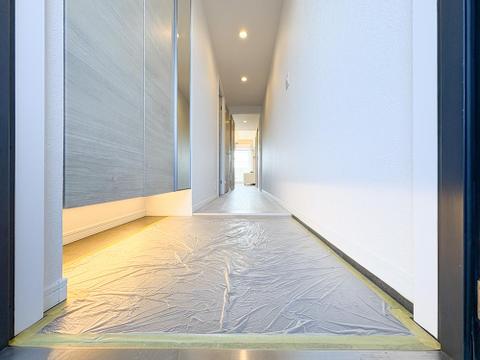 玄関スペースはシンプルでありながら上品なデザインが特徴。来客時にも好印象を与える清潔感があり、収納も備わっているため、靴や小物もすっきり片付けられる使い勝手の良い空間です。