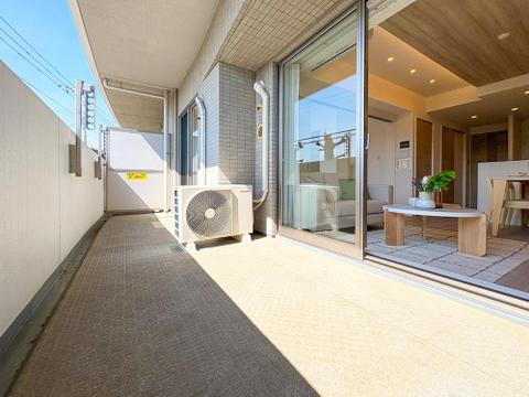 広々なバルコニーは、日当たりが良く、洗濯物がすっきりと乾きやすいのが魅力です。風通しも良いため、毎日のお洗濯が快適に進み、家事の負担が軽減されます。自然の風を感じながら、清々しいひとときを過ごせます。