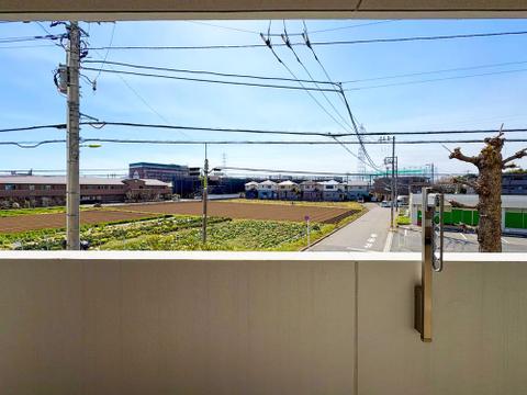 部屋からの眺望が素晴らしく、日常生活に豊かさを感じられる住まいです。遠くの景色が見渡せるため、気分転換やリフレッシュに適した環境が整っており、穏やかな時間を楽しめます。