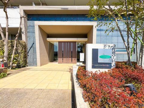 エントランスには、豊かな緑が配置され、訪れる人の心を和ませます。落ち着いた空間設計が印象的で、住む人や来客に上質な時間を提供してくれます。