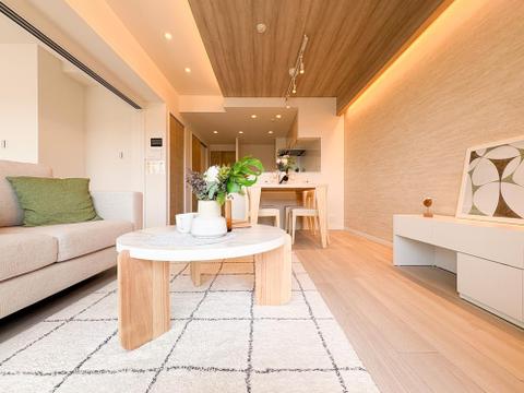 大きな窓から光がたっぷり降り注ぐリビングは、自然とリラックスできる空間です。開放的な広さがもたらす居心地の良さが、日々の生活にゆとりと穏やかさをもたらします。