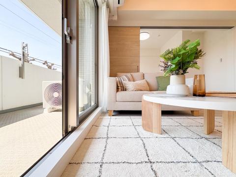 明るい光がたっぷり降り注ぐリビングは、くつろぎの時間を過ごすのにぴったりの空間です。ゆったりとした広さと落ち着きがあり、自然と笑顔が生まれるひとときを楽しむことができます。