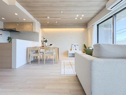 リビングに広がる柔らかな光と開放感が、日常の疲れを癒してくれる空間です。ゆったりとした広さでくつろぎの時間を楽しむことができ、心地よい暮らしが叶います。