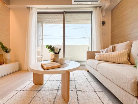 開放感あふれるリビングは、ゆっくりとした時間を味わえる贅沢な場所です。たっぷりと光が差し込み、明るく温かみのある空間が心を癒してくれます。毎日の暮らしがさらに快適で充実したものになります。