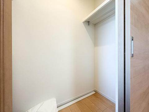 たっぷりと荷物が入るウォークインクローゼット。画像と現地では大きさ、広さの感覚が違います。是非、ご自分の目で確かめてください。