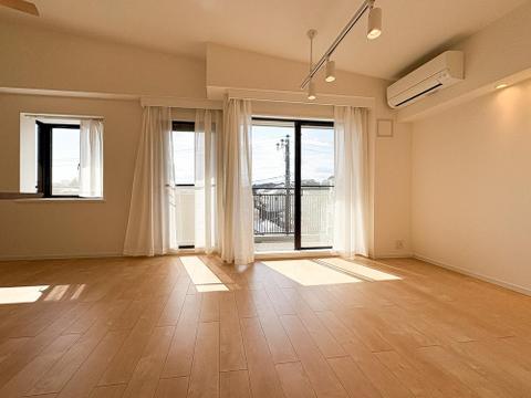 LDKのメインとなる大きな窓。大きめの開口部から暖かい日差しが長い時間射し込みます。天気の良い日は是非窓を開けて風通しの良さもご体感下さい。明るいLDKがご家族団欒の時を包みます。