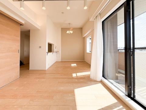 大切なご家族が集まるからこそLDKはこだわりたいですよね。休日はおひさまの光をたっぷりと取りこめるリビングでゆったりと過ごしませんか。