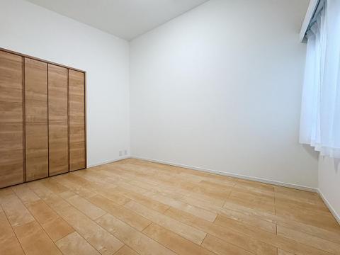 各居室にはクローゼットを完備し、家具の配置にも困らない設計がされています。採光と通風のバランスがほどよく絶妙です。