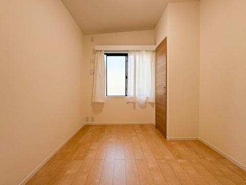 窓から光がたっぷりと差し込む明るい洋室。清々しい空間で、ゆったりと心安らぐ時間をお過ごしください。