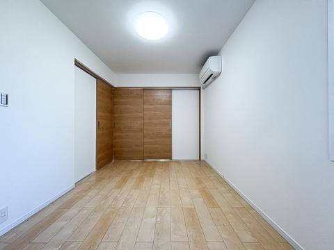 どんな家具も映える、明るく清潔感あふれる洋室。寝室やお子様部屋、書斎など多目的に活用できます。