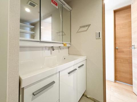 脱衣所に完備された三面鏡の洗面化粧台。朝の身支度や入浴前後に全身を確認することができる為、ストレスなく快適に使用できます。