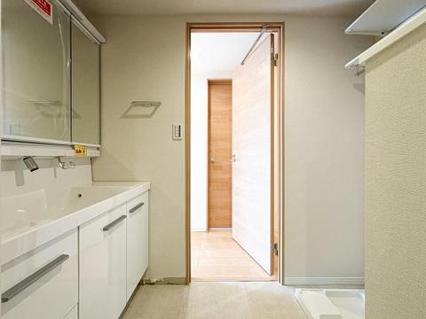 無駄をなくした、すっきりとした脱衣所。シンプルだからこそ、毎日の身支度がスムーズに。清潔感あふれる空間で、気持ちよく一日をスタートできます。