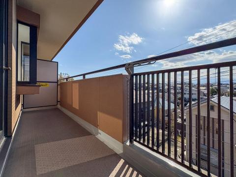 ここから見渡すと澄み渡る青い空に、心地よい風と暖かい日差しが駆け巡ります。