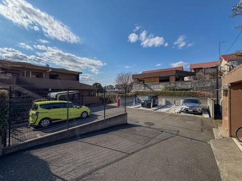 マンション敷地内にカースペースを完備。※最新の空き状況は、管理会社等にご確認させて頂きます。