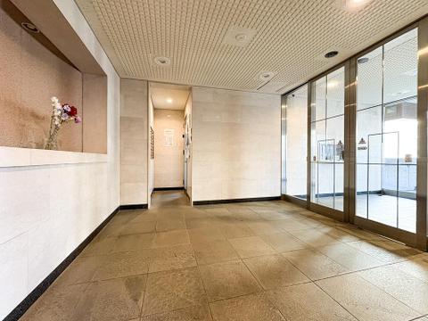 明るく開放的なエントランスホール。隅々まで清掃が行き届いたタイル貼りの空間が、毎日の暮らしに安心とゆとりを与えます。防犯面にも配慮された、格調高いアプローチです。