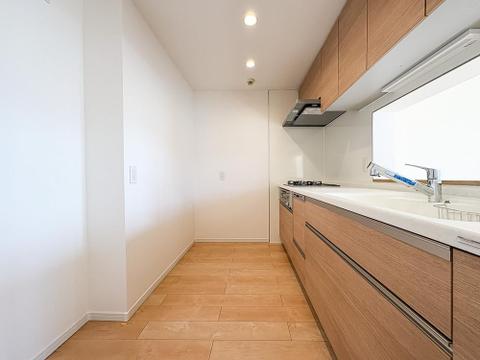 対面式キッチンが完備されている為、料理を作りながら、何をしているのか安心して見守ることができます。