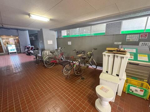 家族みんなの自転車を置ける広々とした駐輪スペースと、清潔に管理されたゴミ置き場。日々の生活をスムーズに、快適にサポートする共用部です。