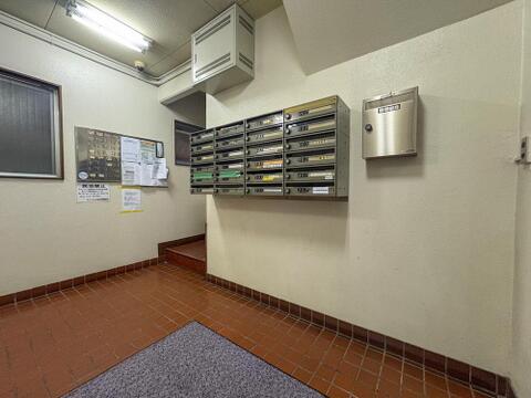 明るい照明と防犯カメラが設置されたエントランスは、ご家族の帰りを温かく見守ります。集合ポストや管理組合の掲示板も完備され、暮らしをサポートします。