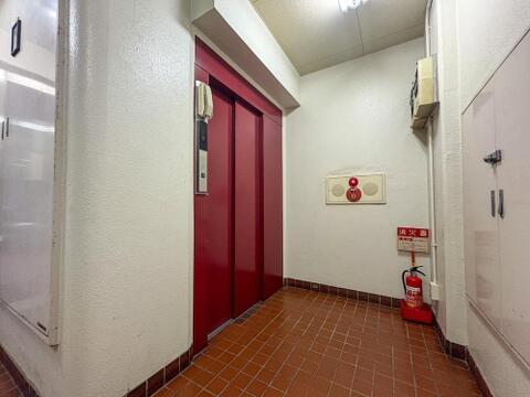 明るい共用部には、エレベーターを完備しており、ベビーカーでの移動もスムーズです。安心の設備で快適な毎日を。