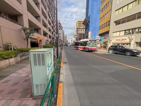 バス停が目の前で主要駅へのアクセスも快適。活気ある街並みは、お子様の通学や家族での買い物にも便利な、暮らしやすい環境です。