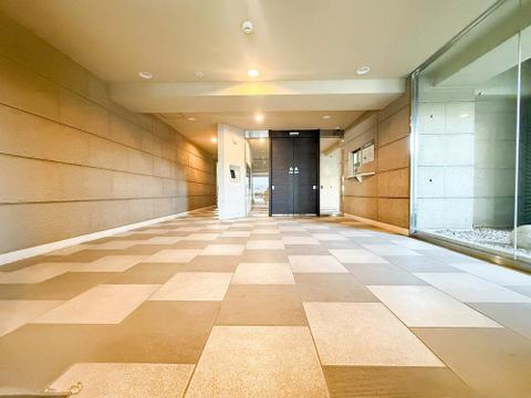 エントランスのゆとりある空間は、住む人を心地よく迎え入れます。美しいデザインと管理が行き届いた清潔感が魅力で、生活の質を高めてくれる特別な空間です。