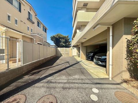 敷地内に駐車場があるため、車の移動がスムーズに行え、日常の外出が便利です。マンションの管理体制が整っており、防犯面でも安心して利用できる駐車場です。
