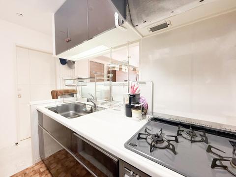 対面式のシステムキッチンが、家事をもっと楽しいひとときに変えてくれます。リビングを見渡せる安心感と、広い作業スペース、たっぷりの収納が充実。会話を楽しみながら、快適に料理ができる空間です。