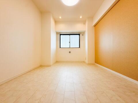 広々な子供部屋は、のびのびと過ごせる空間が魅力です。明るい日差しが差し込み、遊びや勉強に集中できる居心地の良い環境となります。お子さまの成長に合わせたレイアウト変更もしやすく、収納も充実しています。