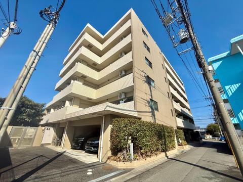 フラットな動線が魅力のワンフロアマンションは、階段移動の負担がなく、家事や日々の移動がスムーズ。管理体制が整っているため共用部分も清潔に保たれており、安心して暮らせる環境です。