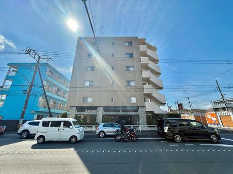 ワンフロアのフラットな生活が実現するマンション。家事動線がコンパクトで、暮らしやすさが魅力です。管理体制が行き届いているため、共用部分の清掃がしっかりと行われており、快適に過ごせる住まいです。