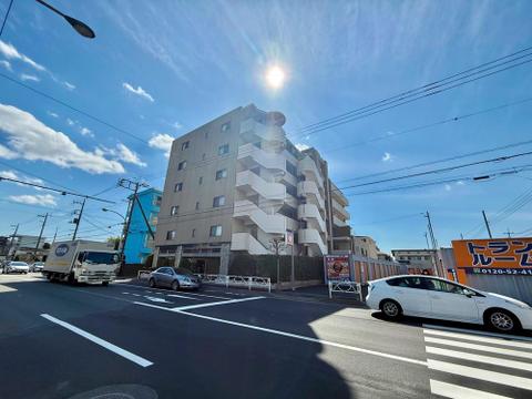 上品で落ち着きのある佇まいが、住む人に安心感を与えてくれるマンションです。しっかりとした造りが信頼を感じさせ、快適で心地よい住環境が整っています。