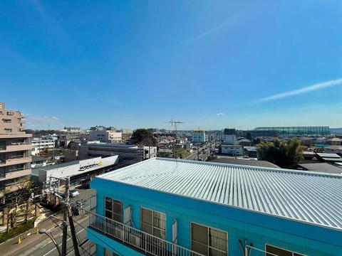 部屋からの眺望が素晴らしく、日常生活に豊かさを感じられる住まいです。遠くの景色が見渡せるため、気分転換やリフレッシュに適した環境が整っており、穏やかな時間を楽しめます。