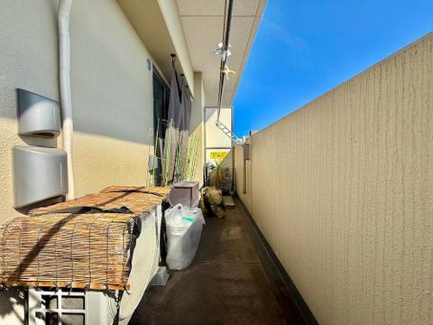 広々としたバルコニーは、植物やインテリアを楽しむスペースにぴったり。風通しが良く、晴れた日には日向ぼっこが楽しめる快適な空間です。季節ごとの変化を感じながらリラックスしたひとときを過ごせます。