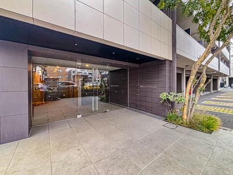 エントランスのゆとりある空間は、住む人を心地よく迎え入れます。美しいデザインと管理が行き届いた清潔感が魅力で、生活の質を高めてくれる特別な空間です。