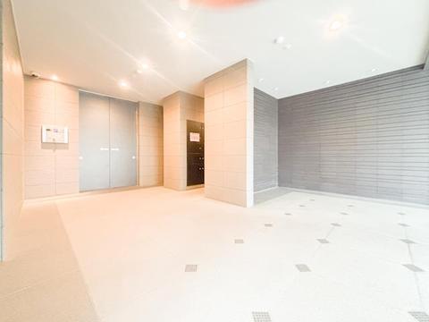 玄関スペースは広さがあり、来客時にもゆとりを感じられる空間が広がります。シンプルで上品なデザインが魅力で、住む人と訪れる人に気持ちよく迎えられる第一印象を与えてくれます。