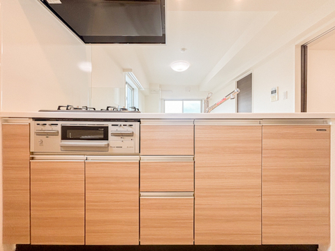 対面式のシステムキッチンが、家事をもっと楽しいひとときに変えてくれます。リビングを見渡せる安心感と、広い作業スペース、たっぷりの収納が充実。会話を楽しみながら、快適に料理ができる空間です。