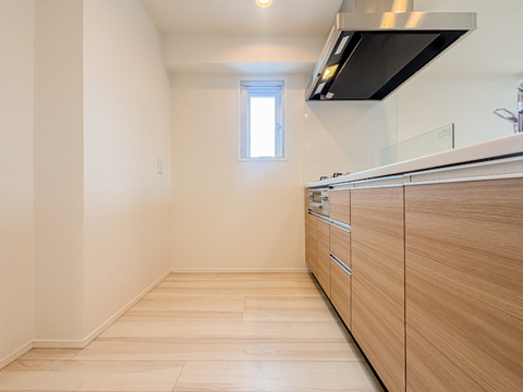 広々としたキッチンは、家族みんなで料理を楽しむのにぴったり。収納力が充実しており、調理器具や食材もすっきり片付けられます。さらに、お手入れがしやすい設計で、毎日の料理が快適に進みます。