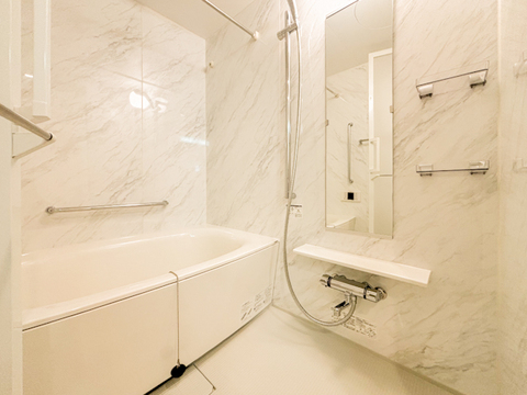 ゆったりとした広さのバスルームで、1日の疲れを癒す贅沢な時間が過ごせます。清潔感とモダンなデザインが、快適な入浴タイムを提供し、リラックスできる空間で一日の締めくくりの時間をお過ごしいただけます。